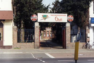 832750 Afbeelding van de toegang naar het Snookercentrum Ozebi (Biltstraat 4) te Utrecht.